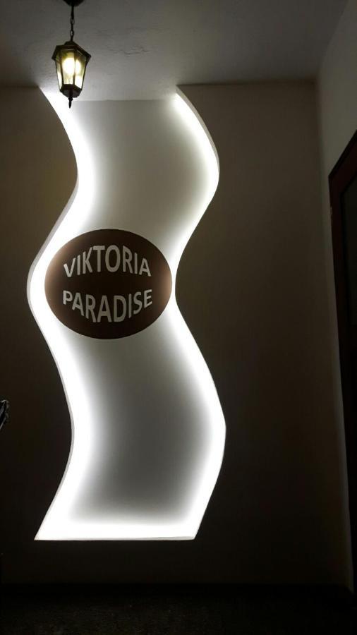 Viktoria Paradise Devin Esterno foto